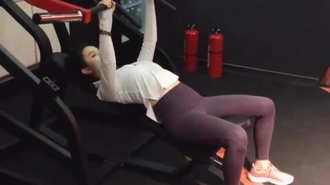 成人胸部训练视频,跟随专业视频教程，打造健美胸肌