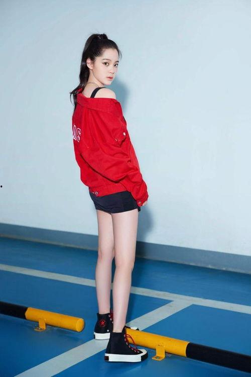 成人穿小白裤袜好吗视频,成人穿搭新风尚，时尚与舒适的完美结合