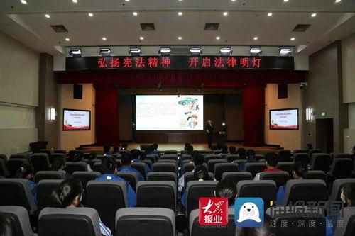 宪法宣传歌成人合唱版视频,共筑法治梦想——成人合唱版宪法宣传歌视频赏析