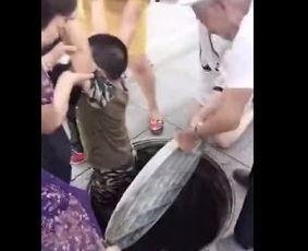 成人掉下井盖的视频,成人坠入井盖，紧急救援行动展开