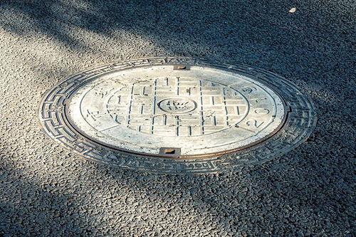 成人掉下井盖的视频,成人坠入井盖，紧急救援行动展开