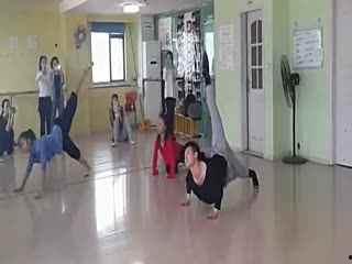 简单团体成人舞蹈视频,轻松舞动身心