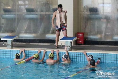 成人游泳训练浮球视频  第2张