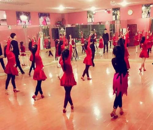 六一成人圆桌舞视频大全  第3张